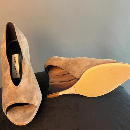 🎉HOST PICK 🎉 Burberry Shoes - STUNNING ARTWORK