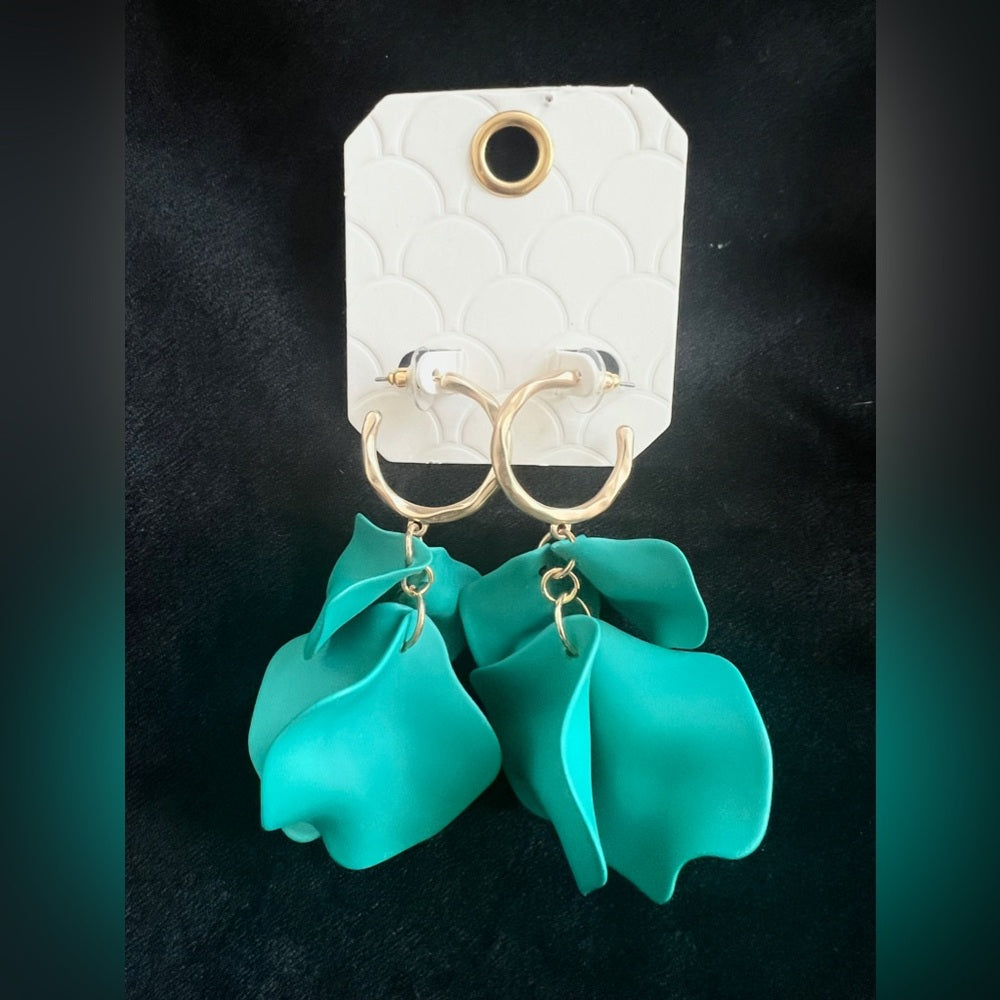 ⭐️🎉HOST PICK 🎉⭐️ Turquoise - Metal Hoop Petal Link Dangle Earrings