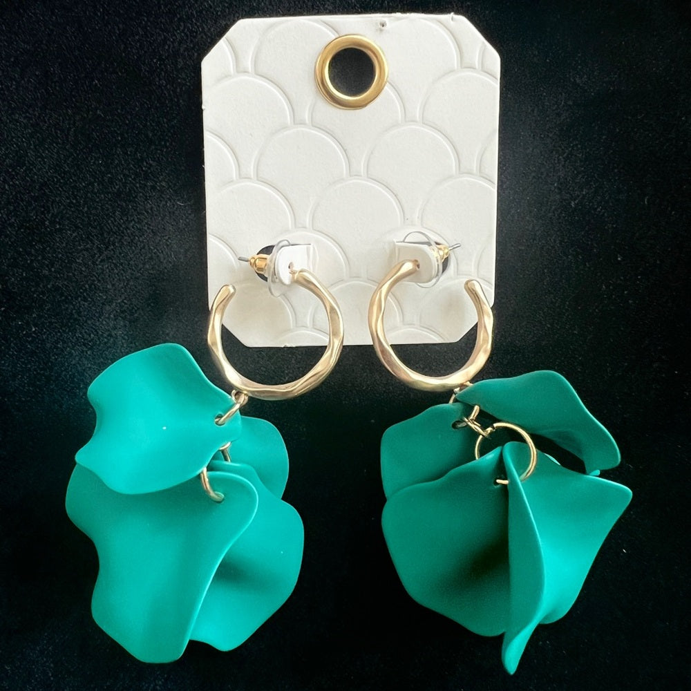 ⭐️🎉HOST PICK 🎉⭐️ Turquoise - Metal Hoop Petal Link Dangle Earrings