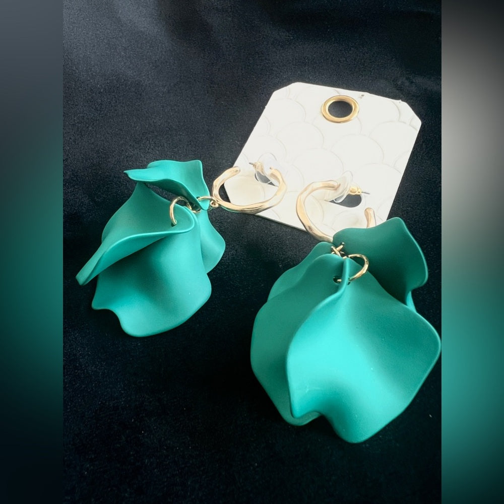 ⭐️🎉HOST PICK 🎉⭐️ Turquoise - Metal Hoop Petal Link Dangle Earrings