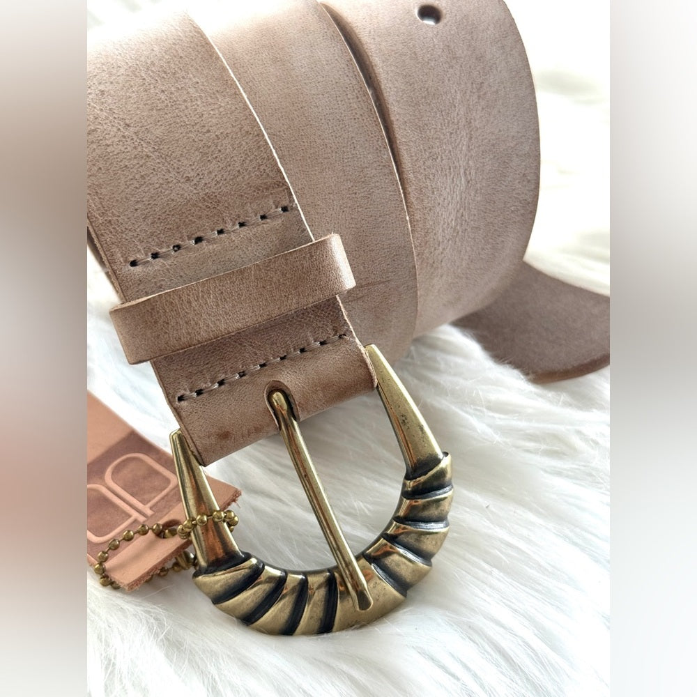 🇨🇦 Brave Leather Collection - Beige Leather with Gold Deco