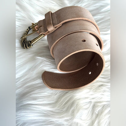 🇨🇦 Brave Leather Collection - Beige Leather with Gold Deco