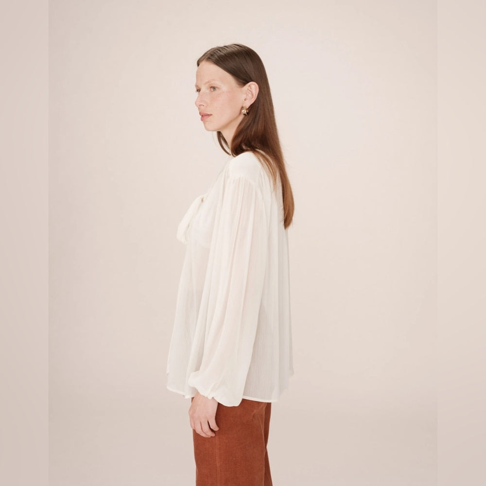 TIE-NECK BLOUSE ECRU
SPLENDIDE