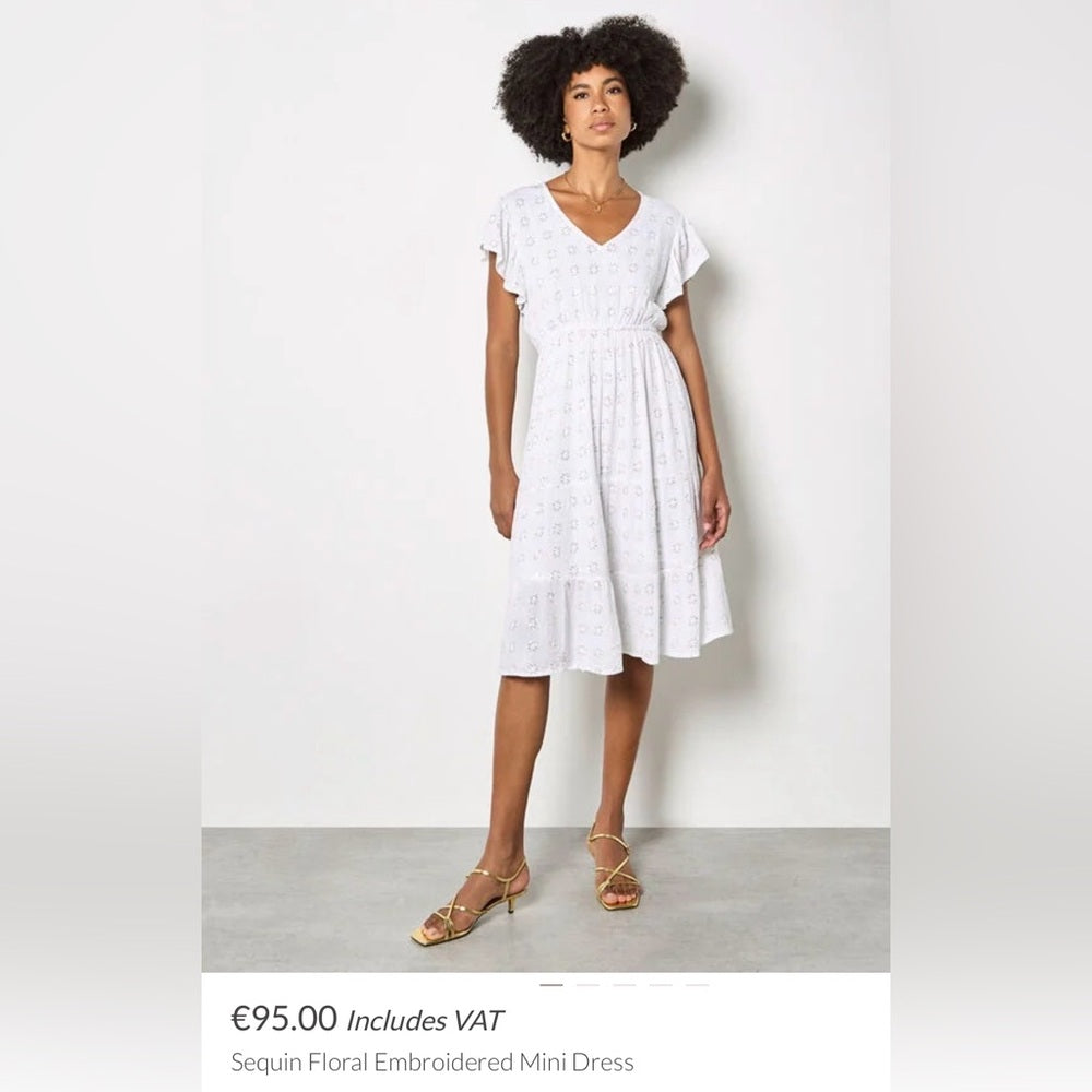APRICOT 🍑- White detailed V-Neck Midi Dress