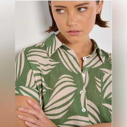 Apricot 🍑 - Chic in Linen Shell Shirt in Green