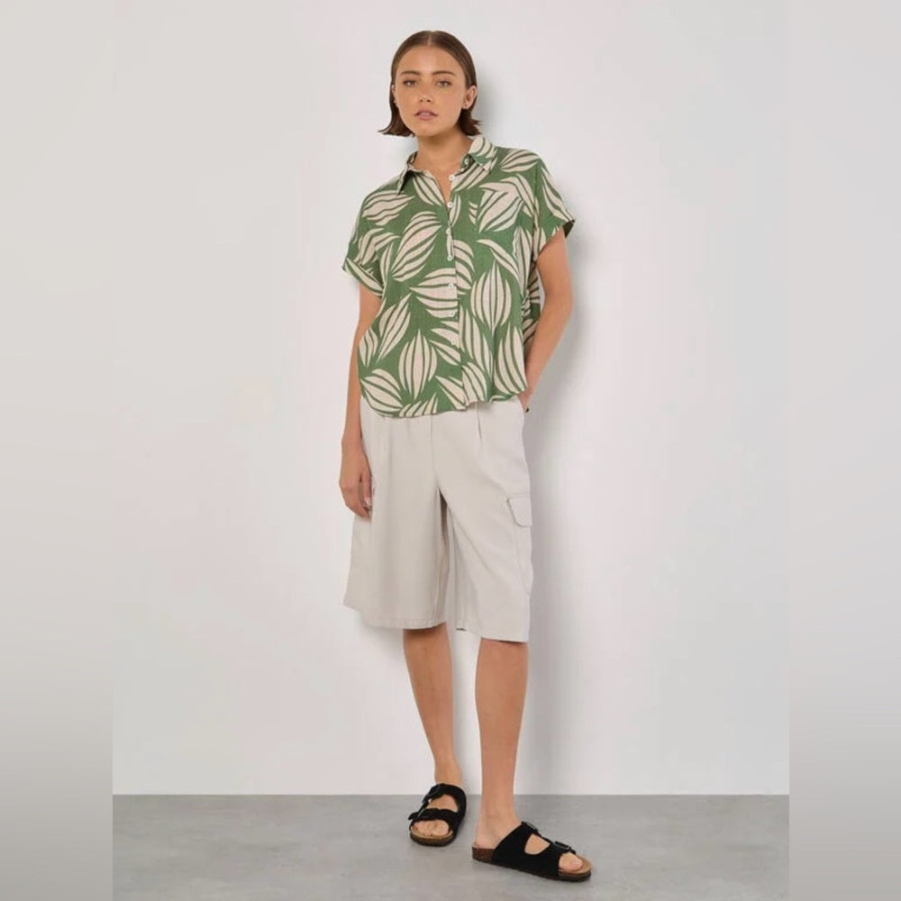 Apricot 🍑 - Chic in Linen Shell Shirt in Green