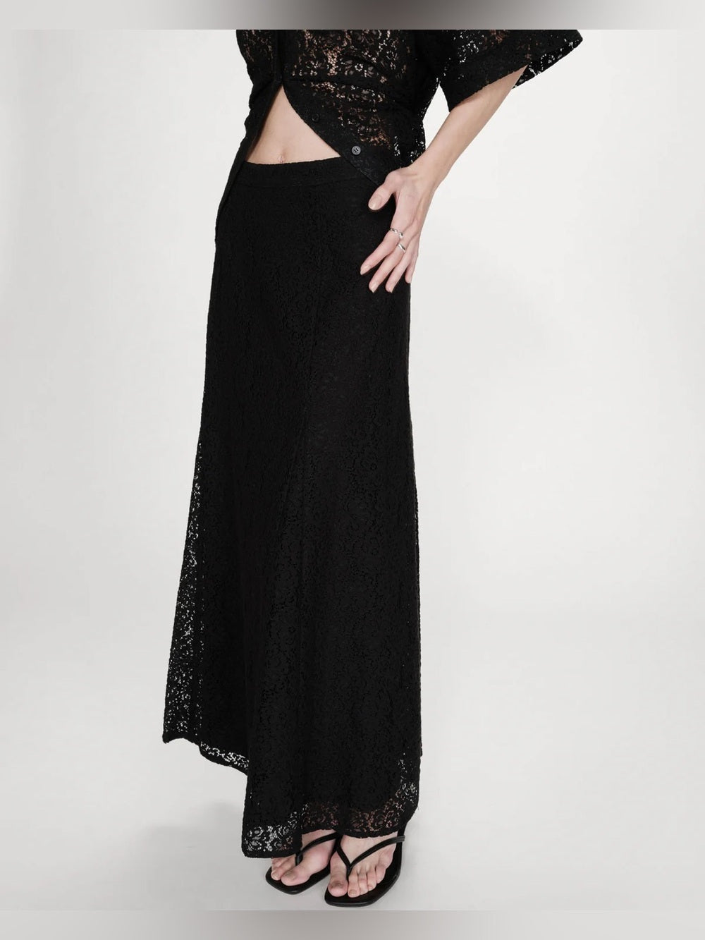 Grace & Mila - FLARED LONG LACE SKIRT
Black VISENYA