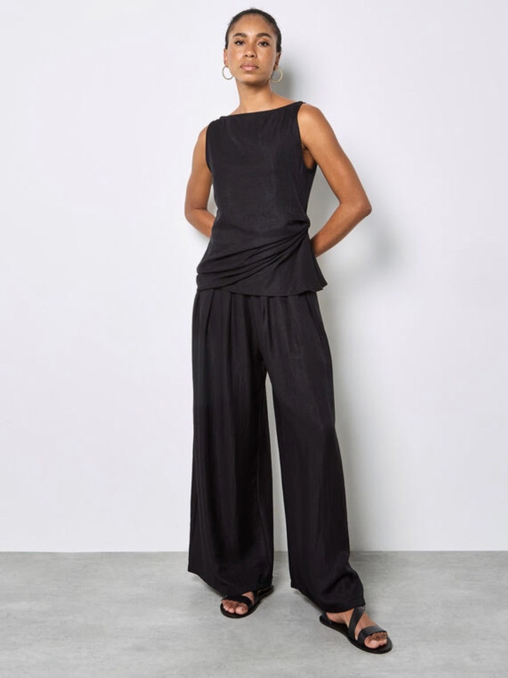 Apricot 🍑- Wide-Leg Black Pants - Sleek Sleeveless Design