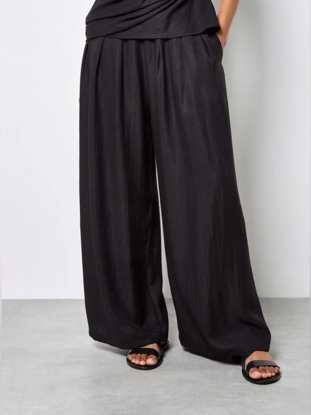 Apricot 🍑- Wide-Leg Black Pants - Sleek Sleeveless Design