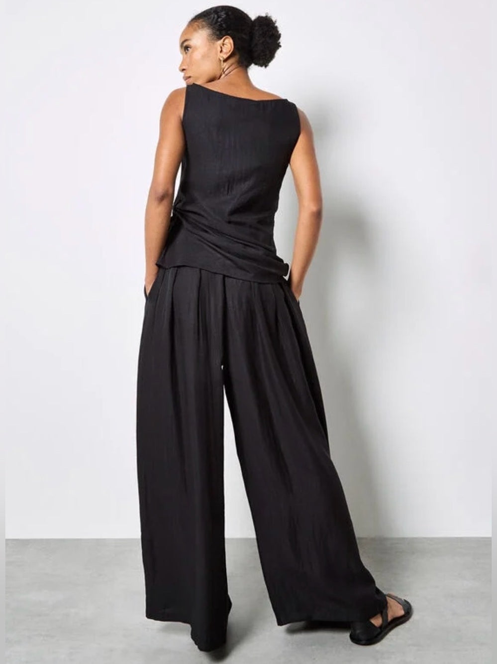 Apricot 🍑- Wide-Leg Black Pants - Sleek Sleeveless Design