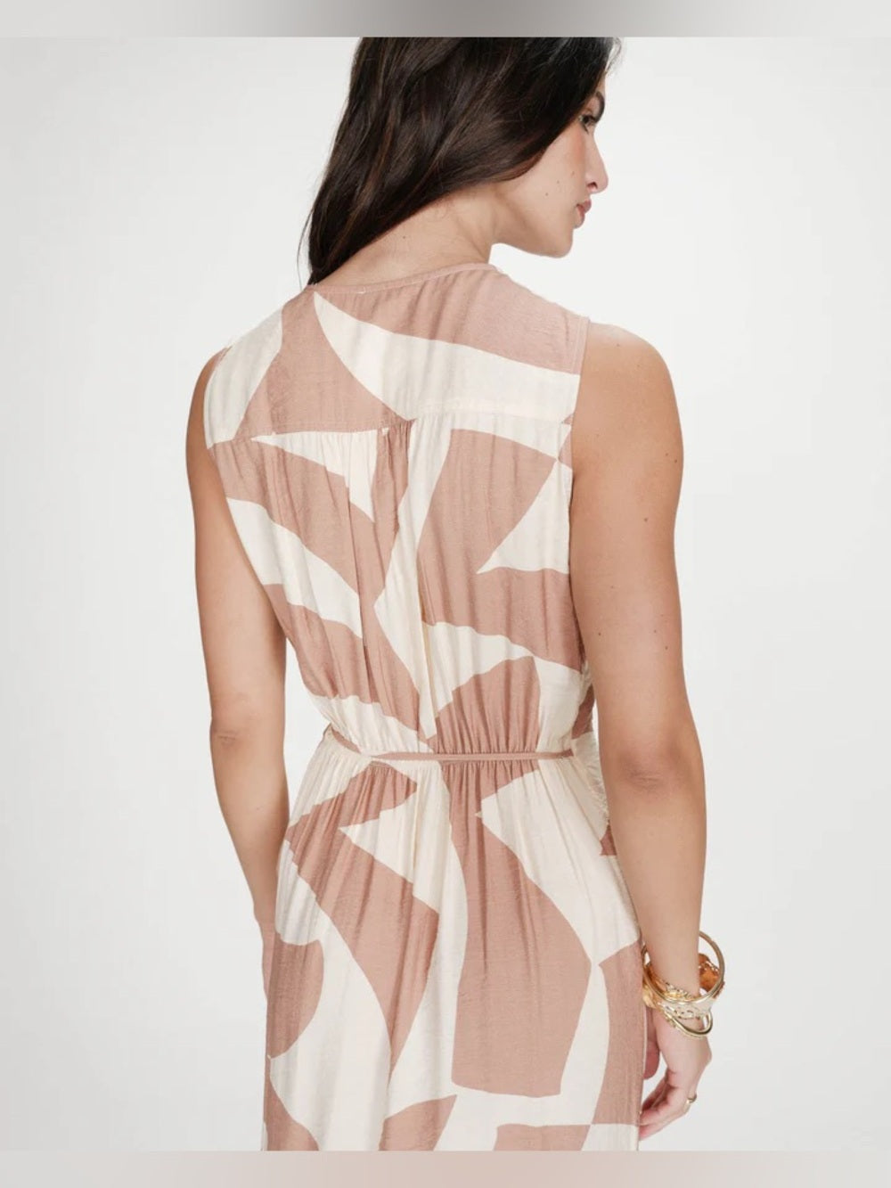 Grace & Mila - GEOMETRIC PRINT SLEEVELESS
WRAP DRESS Tan
VELLINE